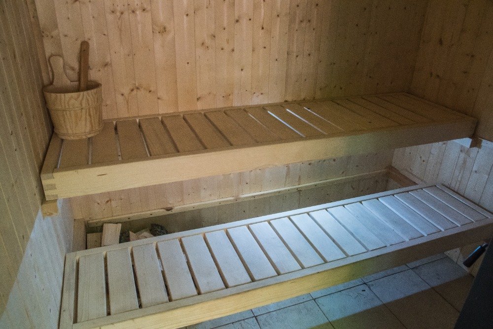 Dřevěný interiér soukromé finské sauny